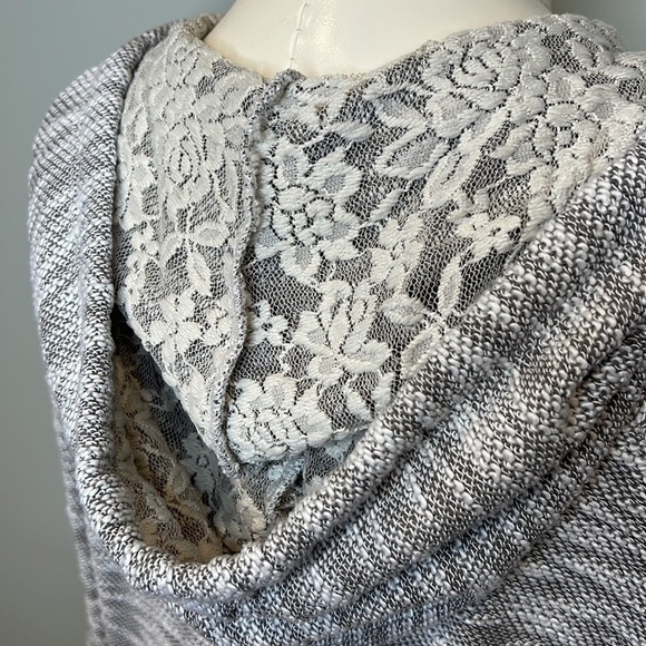 Women’s Gray & Lace Long Sweatshirt - Picture 9 of 12